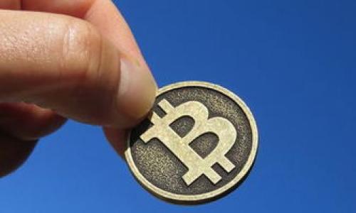 baioti斯里兰卡数字货币的现状与未来展望/baioti  
斯里兰卡, 数字货币, 加密货币, 中央银行数字货币/guanjianci  

### 斯里兰卡数字货币的现状与未来展望

随着全球数字货币的快速发展，诸多国家和金融机构正处于探索和应用数字货币的过程中。斯里兰卡作为南亚地区的重要经济体之一，近年来也在积极考虑数字货币的相关政策和发展方向。本文将探讨斯里兰卡在数字货币领域的现状，包括政府的态度、市场动态以及人民的接受度，并展望未来可能的发展。

#### 政府对数字货币的态度

斯里兰卡中央银行（CBSL）在数字货币方面的立场具有指引性。近年来，中央银行发布了多份声明，表明在对加密货币的监管和政策制定方面的谨慎态度。为了保障金融市场的稳定，中央银行对比特币和其他加密货币采取了限制措施，并建议消费者在进行数字货币交易时要提高警惕，这主要是因为数字货币的波动性和欺诈风险相对较高。

此外，斯里兰卡中央银行也表达了对中央银行数字货币（CBDC）的关注，认为CBDC可以提高支付效率、促进金融包容性，并提升监管能力。在2021年，斯里兰卡还启动了关于CBDC的研究，为未来可能的推出奠定基础。政府对数字货币的态度说明了斯里兰卡在寻找安全与创新之间的平衡，尽管对比特币等加密资产持谨慎态度，但对CBDC的积极探索表明了他们对数字货币未来的重视。

#### 市场动态与用户接受度

斯里兰卡地区的加密货币市场正在逐步发展，虽然官方监管尚未完全放开，但一些民众和企业开始拥抱这一新兴事物。根据市场调研，越来越多的年轻人及科技公司开始接触比特币、以太坊等数字货币，参与交易和投资。尽管监管尚不明朗，许多人依然认为数字货币是投资的新机遇。

另一方面，斯里兰卡外汇危机、通货膨胀等经济因素也促使人们考虑使用数字货币作为价值存储和避险手段。随着大众意识的逐渐提高，数字货币的使用场景也在不断扩展，有一部分商家和在线服务已经开始接受加密货币作为支付方式。

#### 未来展望与建议

鉴于数字货币在全球范围内的快速发展，斯里兰卡在这一领域的政策制定将对未来经济产生重要影响。为未来的发展提供一些建议是十分必要的：

1. **加强公众教育**：政府应当加大力度进行公众教育，增加人们对数字货币及其潜在风险的了解，帮助他们做出明智的投资决策。

2. **完善法律法规**：制定健全的法律框架和监管政策，保护消费者的同时促进市场的健康发展是非常重要的。

3. **积极探索CBDC**：通过引入中央银行数字货币，不仅可以提高交易效率，还能在日渐数字化的经济背景下，引领市场发展方向。

4. **促进国际合作**：与其他国家共享经验和技术可以有效推动本国的数字货币发展，使斯里兰卡能够在全球数字经济中占据一席之地。

### 相关问题讨论

#### 什么是中央银行数字货币（CBDC）？

CBDC是由中央银行发行的数字形式的法定货币，是对现有纸币及硬币的数字化替代。CBDC的推出旨在为公众提供一种安全、高效的支付方式，同时能在数字经济中提高金融系统的稳定性。

首先，CBDC与传统银行存款相似，但它具有完全由中央银行背书的优势。现代经济中，数字支付的需求日益增加，CBDC可以满足这一需求，同时也能推动国内的金融包容性。

不同国家对CBDC的设计和实施方案各不相同，可能包括基于区块链技术的去中心化模式，或是传统中心化的数据库架构，关键在于平衡创新和安全。在数字化时代下，CBDC将成为各国金融创新的重要方向。

#### 为什么斯里兰卡需要关注数字货币市场？

随着全球经济数字化的加速，忽视数字货币可能让斯里兰卡面临金融落后的风险。关注数字货币市场的原因有以下几个方面：

1. **提升国际竞争力**：数字货币能够为跨境支付提供新解决方案，提升国际贸易的效率和便利性。

2. **拓宽金融服务的可及性**：数字货币能够有效降低金融服务的成本，使得偏远地区和金融服务不足的群体能够更容易获取金融服务。

3. **应对经济挑战**：在面对外汇危机或通货膨胀等经济挑战时，数字货币可能成为一个有效的避险工具。

4. **促进技术创新**：数字货币的发展不仅会推动金融行业的变革，还将驱动整个技术生态系统的创新与升级。

#### 瑞士、美国等国家在数字货币监管方面有哪些经验？

在数字货币的监管方面，瑞士与美国取得了一定的成就，斯里兰卡可以借鉴他们的经验。

1. **瑞士**：瑞士被认为是数字货币的“天堂”，其监管政策相对宽松，允许加密货币交易所合法运营，并为加密货币企业提供清晰的法律框架。瑞士金融市场监管局（FINMA）发布了一系列指导，涵盖了ICO、加密资产等多个方面，确保市场健康成长。

2. **美国**：美国的监管相对复杂，各州都有自己的规定。美国证券交易委员会（SEC）和商品期货交易委员会（CFTC）对加密货币的监管一直备受关注，SEC对首次代币发行（ICO）严格监管，以防止欺诈行为。

通过比较这些国家的不同做法，斯里兰卡可以决定最适合自身特点和需求的监管框架，从而促进数字货币的稳定发展。

#### 数字货币对斯里兰卡经济的潜在影响是什么？

数字货币的普及与发展将对斯里兰卡的经济产生深远的影响，具体体现如下：

1. **推动经济数字化**：数字货币的使用将促进线上交易、电子支付的发展，推动传统经济向数字经济转型。

2. **促进金融包容性**：通过数字货币，更多的人能够享受到金融服务，尤其是那些未被银行覆盖的群体。

3. **加强宏观经济稳定性**：如果实施得当，CBDC等数字货币将有助于提升整体金融系统的稳定性，降低金融风险。

4. **促进创新与创业**：数字货币推动金融技术的发展，将进一步激励创新，可能涌现出新的商业机会和创业项目。

通过对这些问题的讨论，我们可以更深入地理解斯里兰卡在数字货币领域所面临的机遇与挑战，为其未来的发展提供思考方向。